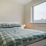 2 Bed Apartment Near Belfast & Ferry