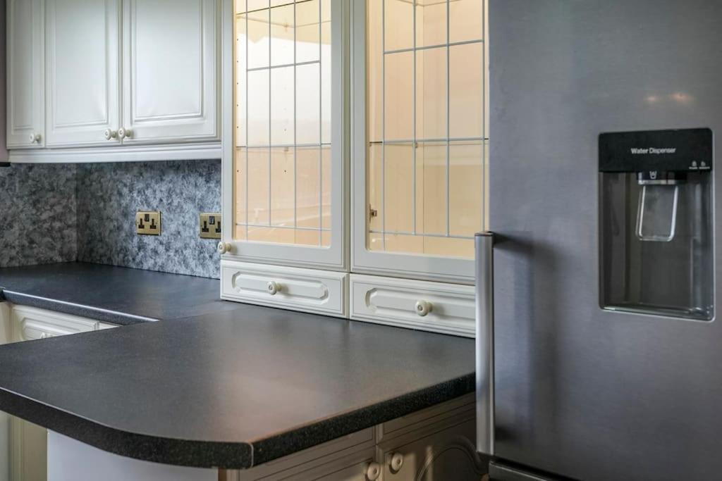 2 Bed Near & Ferry Appartement