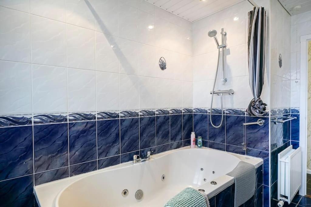 2 Bed Near & Ferry