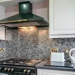 2 Bed Apartment Near Belfast & Ferry