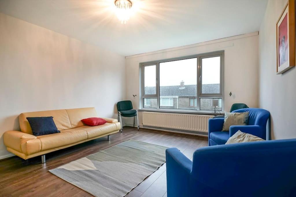 2 Bed Near & Ferry *