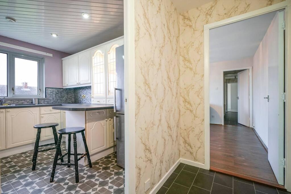 2 Bed Near & Ferry