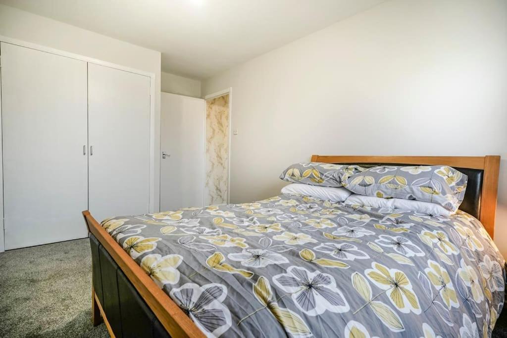 Apartment 2 Bed Near & Ferry