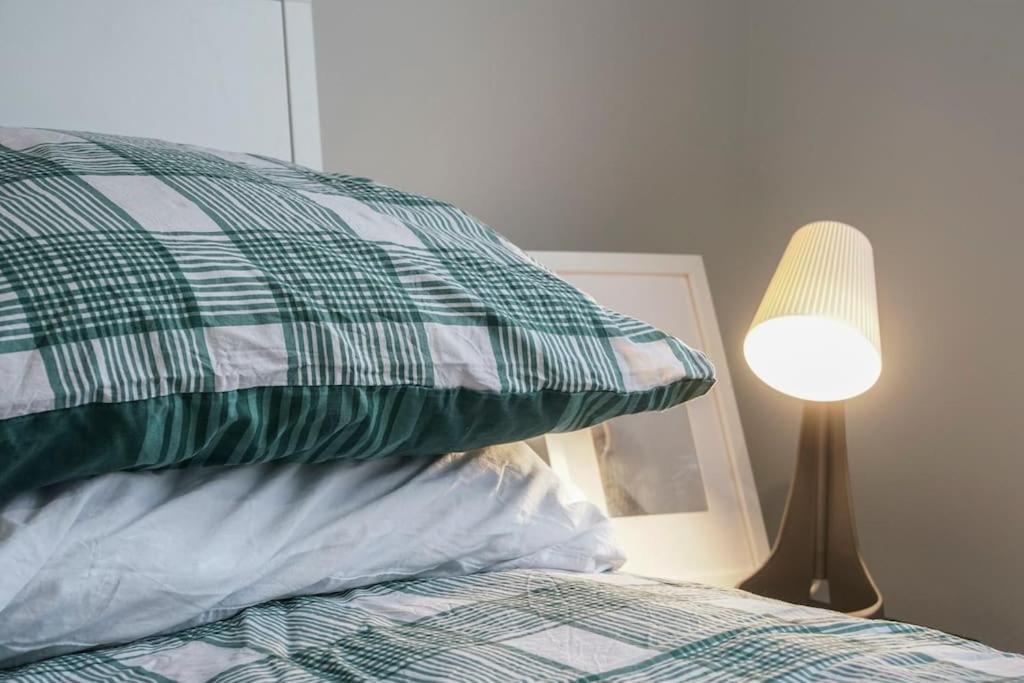 Apartment 2 Bed Near & Ferry *