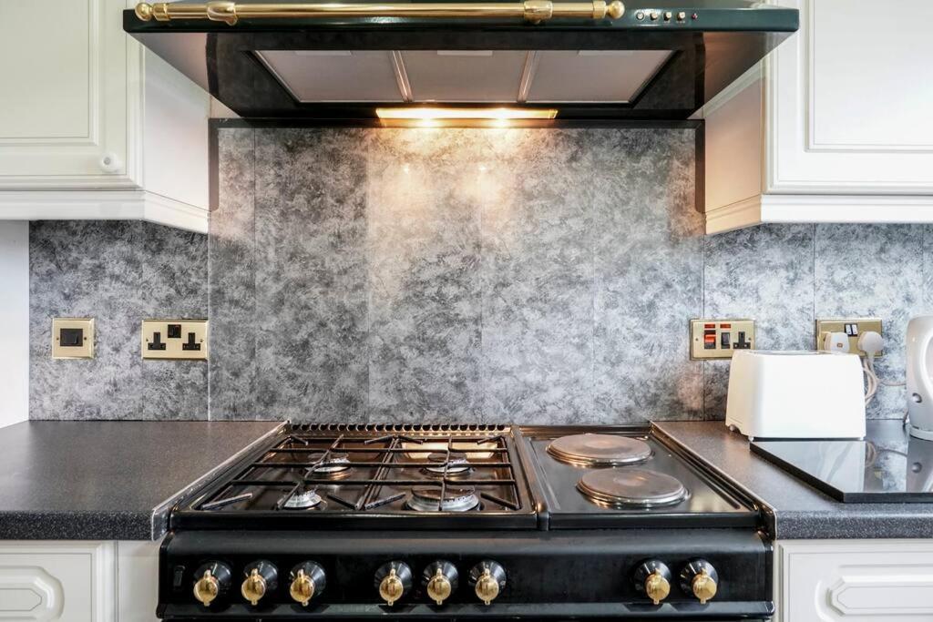 2 Bed Near & Ferry Apartment Belfast